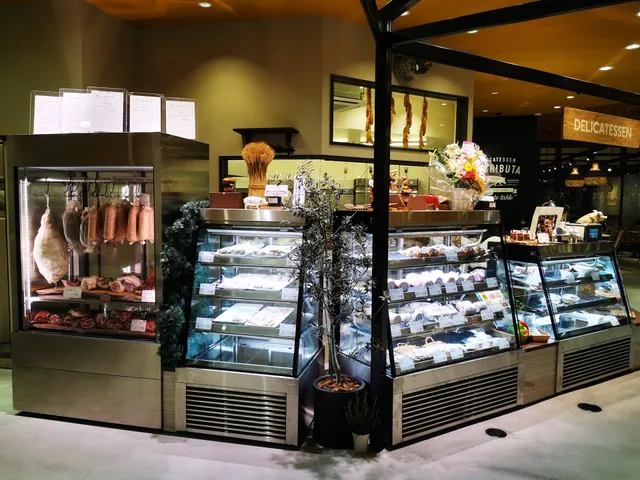 Plaza House Shopping Center