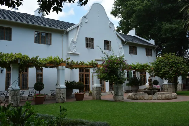 Le Chateau Guest House and Conference Centre