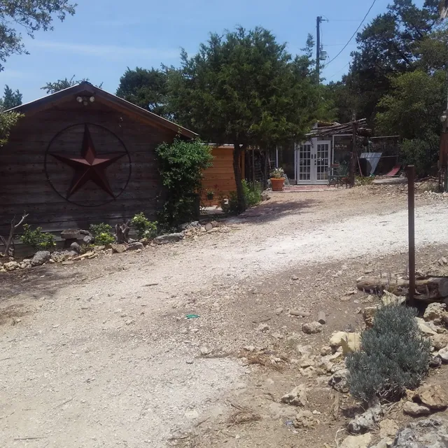 Serenity Hill Bed & Breakfast - Lake and Canyon View on the Devil’s Backbone