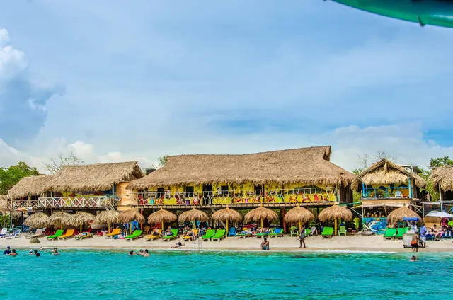 Nuestros 3 Tesoros | Hotel de Playa y Resturante Caribeño | Playa tranquila | Isla de Barú, Cartagena de indias.