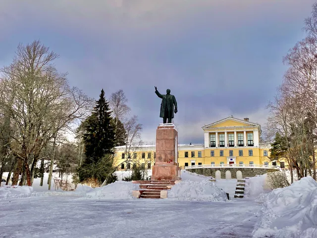 Pamyatnik V.i.leninu