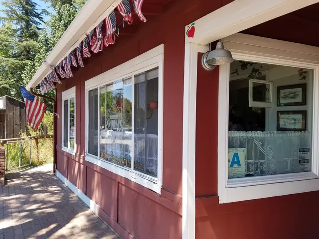 Mom's Pie House - Wynola