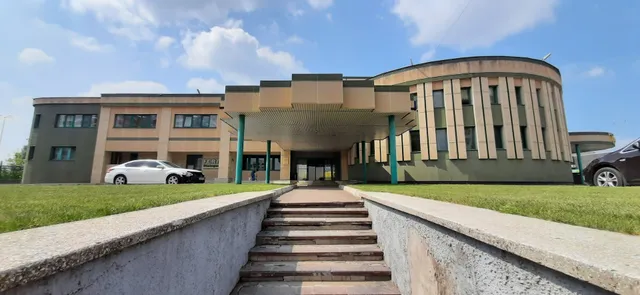 Prem'yer, Gostinitsa