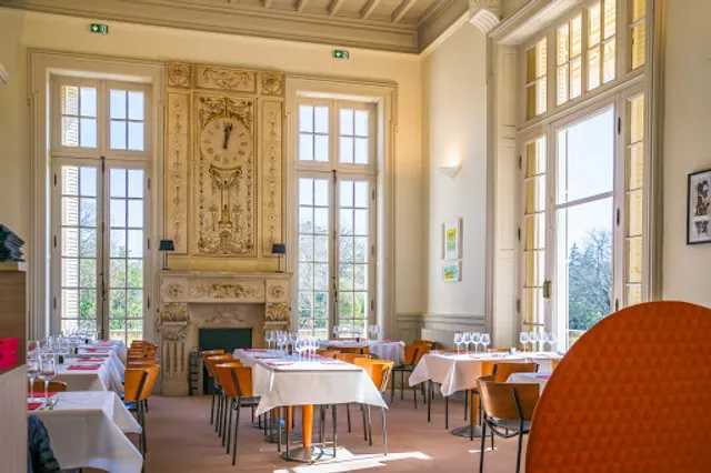 Restaurant white home