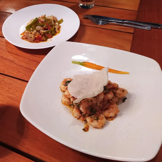 Aurora Restaurante & Bar