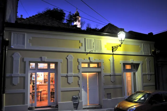 VARAD INN Hostel and Cafe