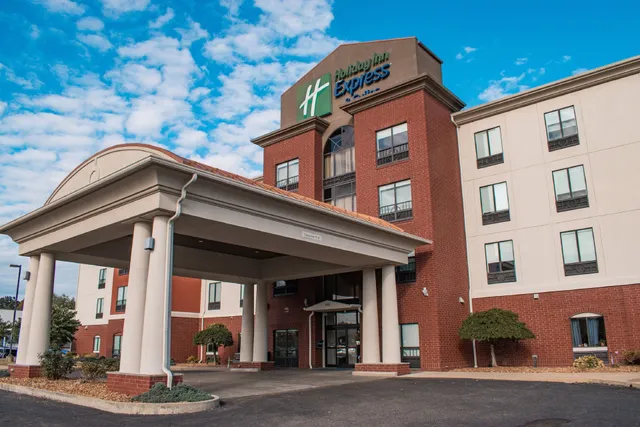 Holiday Inn Express & Suites New Philadelphia by IHG