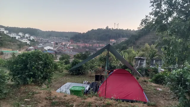 ลานกางเต็นท์ บ้านรักไทย วิวสามหมอก