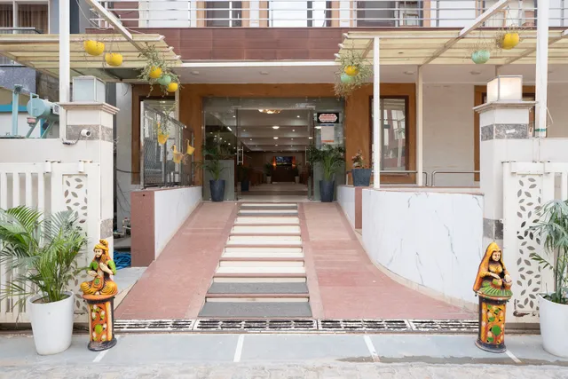 The Lodgers Hotel - Hotel Near Medanta Medicity sector 38