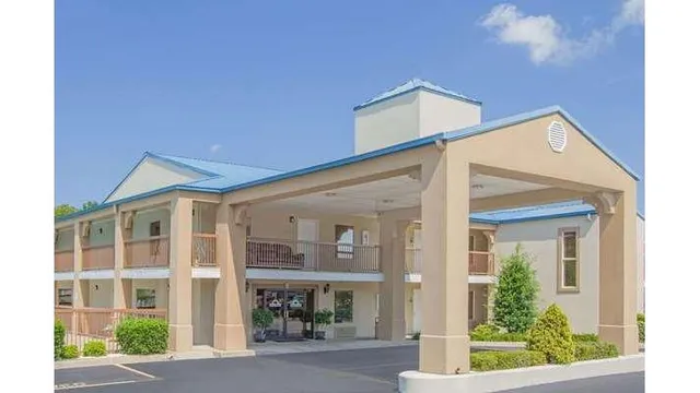 Days Inn & Suites by Wyndham Pine Bluff