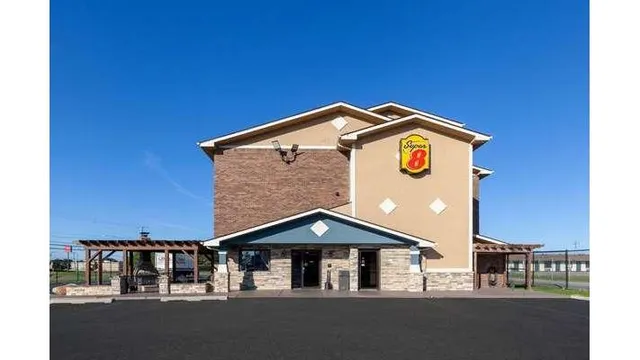 Super 8 by Wyndham Roseville/Detroit Area