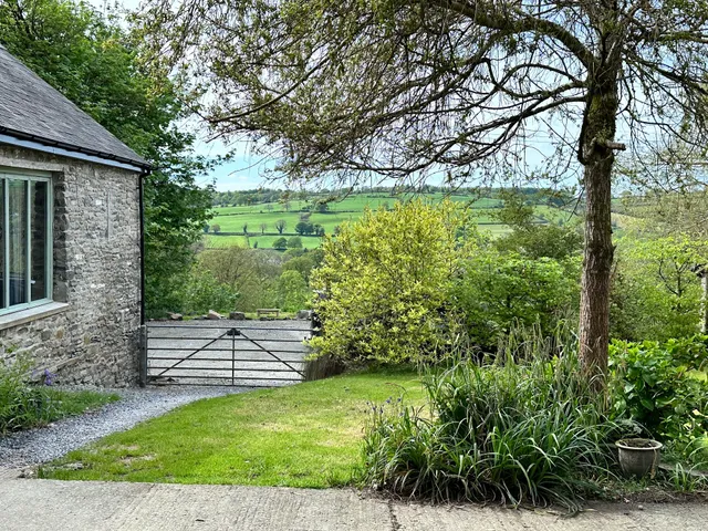 Babbling Brook Cottage, Wales - dog friendly + hot tub