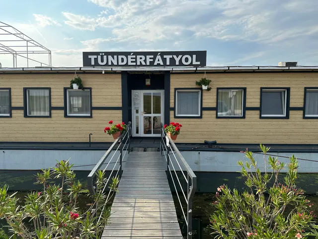 Tündérfátyol Szállodahajó