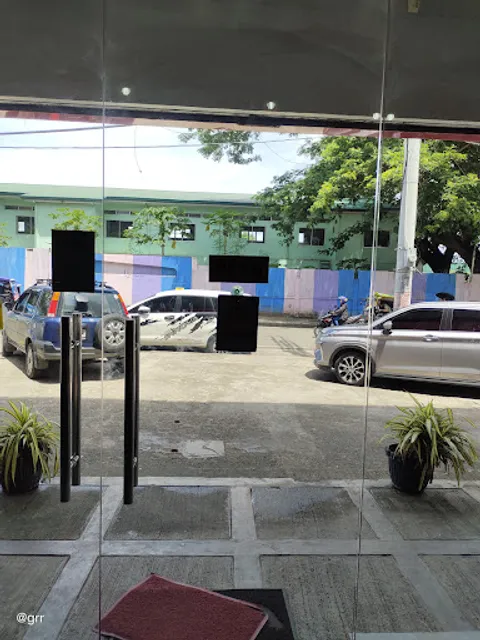 Khloe Cafeteria + Café