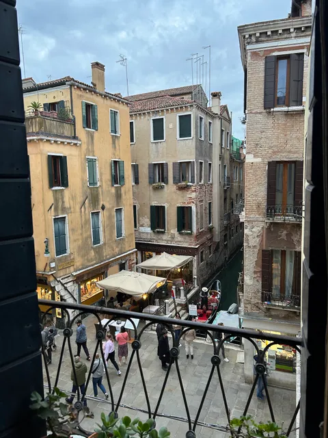 Two steps from Rialto bridge