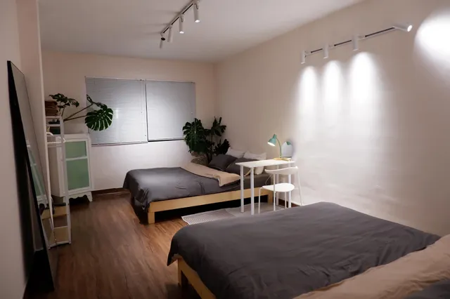 Nhà Mình Lưng Dốc