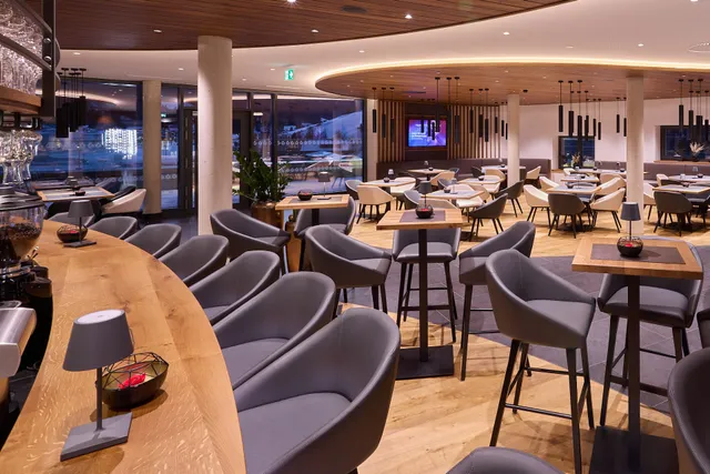 Restaurant Grill-Lounge