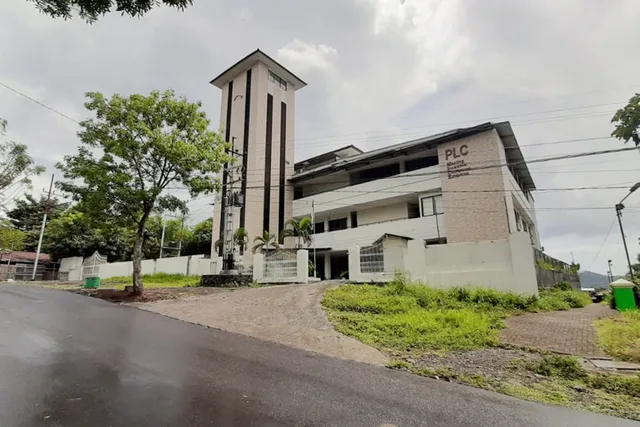 RedDoorz Plus @ Bitung City Center