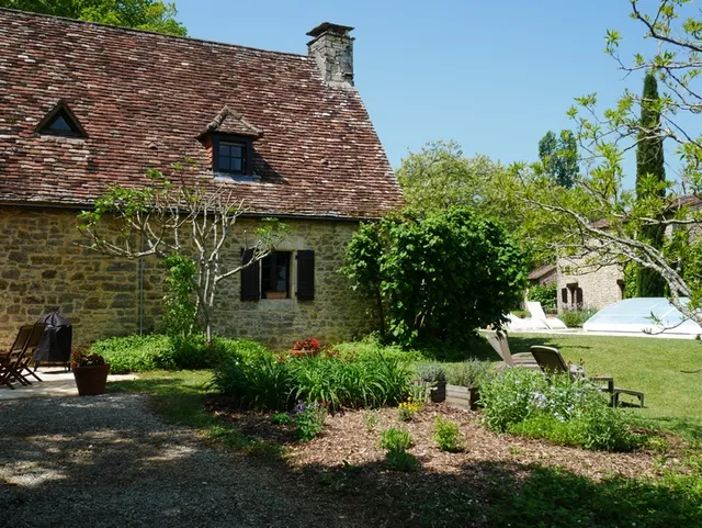 Larcher: location gîte/maison de caractère bien équipée avec piscine proche Domme/Périgord Noir.