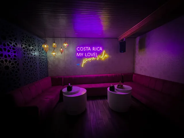 Royale Café N Bar