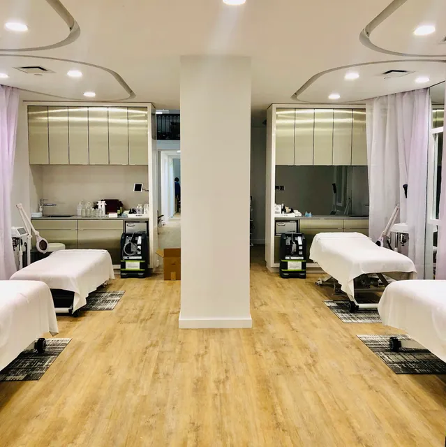 Silver Mirror Facial Bar - Flatiron