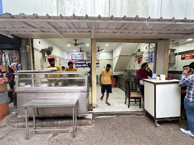 Radheshyam Subhashkumar Chole Bhature