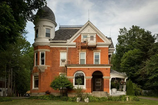 Edwards Waterhouse Inn