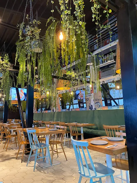 Popular de aquí y de allá