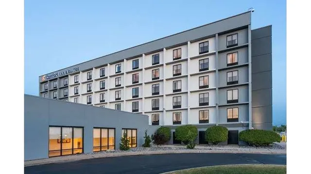 Comfort Inn & Suites Buffalo Airport