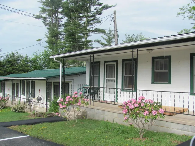 Huskins Court Motel & Cottages
