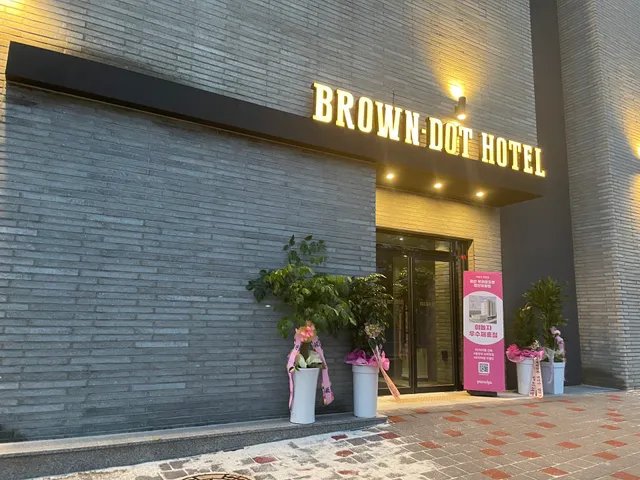 Brown-Dot Hotel