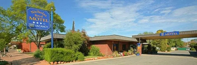 Golden Chain Nicholas Royal Motel