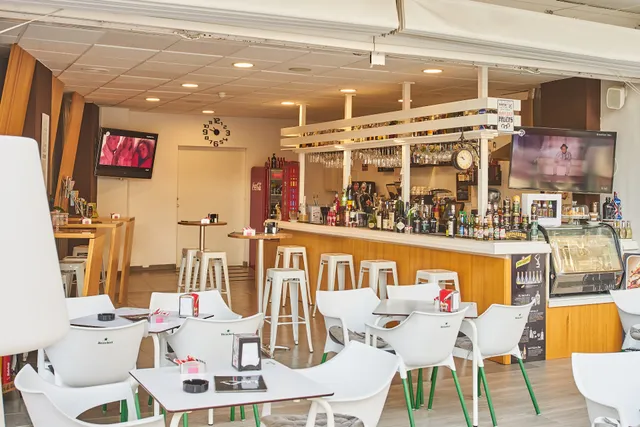 Cafeteria Bonjour Lounge & Bar