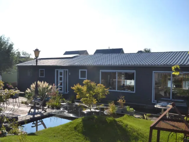 Morpheus Bed & Breakfast Houseboat