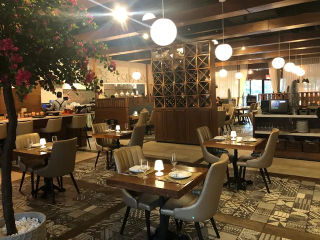 Waterway Shoppes of Weston