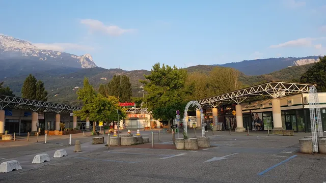 Centre commercial La Fauconniere