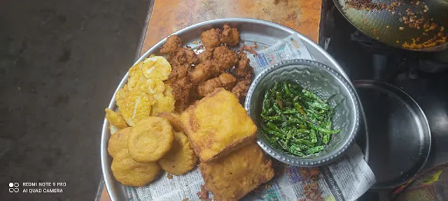 Kolhapuri Misal And Vadapav