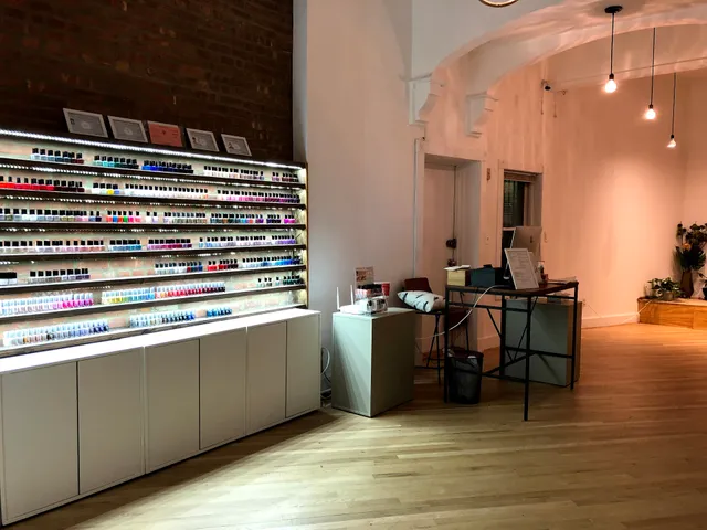 [ p H 7 ] Natural nails & Sugaring