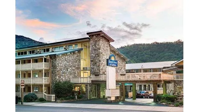 Days Inn & Suites by Wyndham Downtown Gatlinburg Parkway