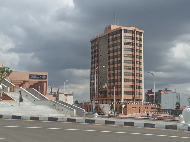 Piassa Arada building to ajanba karakore