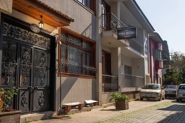 Old Town Deluxe Flats