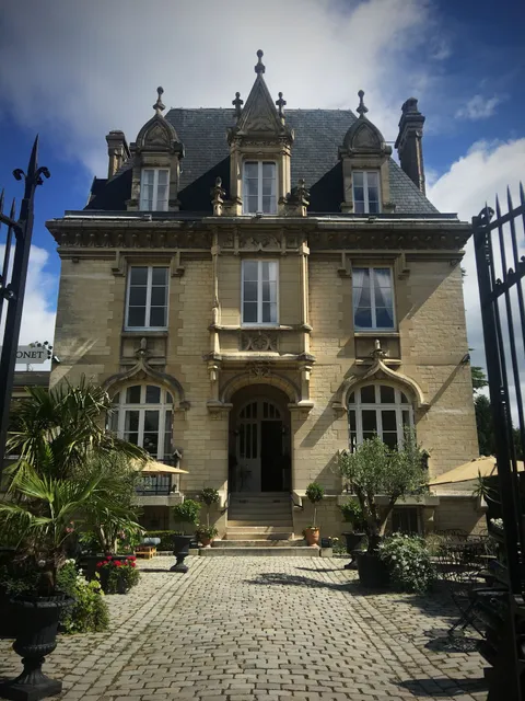 La Villa by Michel Gonet