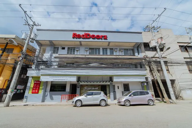 RedDoorz Plus near San Pedro Cathedral