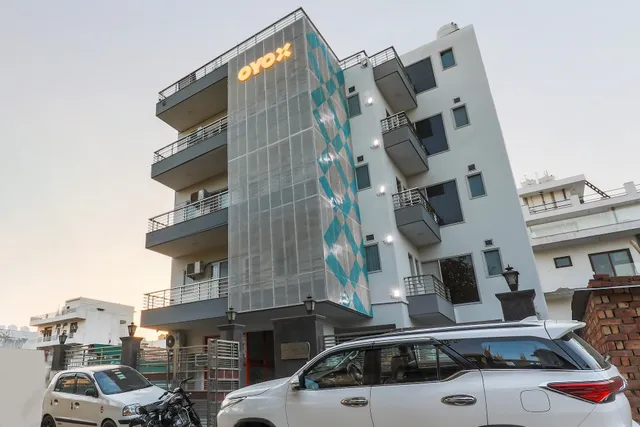 Capital O Hotel All Seasons Near Omaxe Celebration Mall