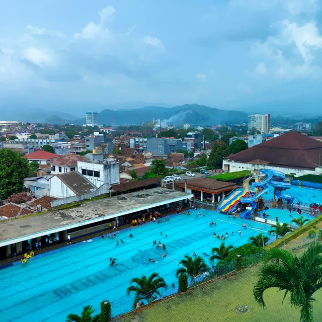 Alqueby Hotel near Artha Park & Trans Studio Mall Mitra RedDoorz