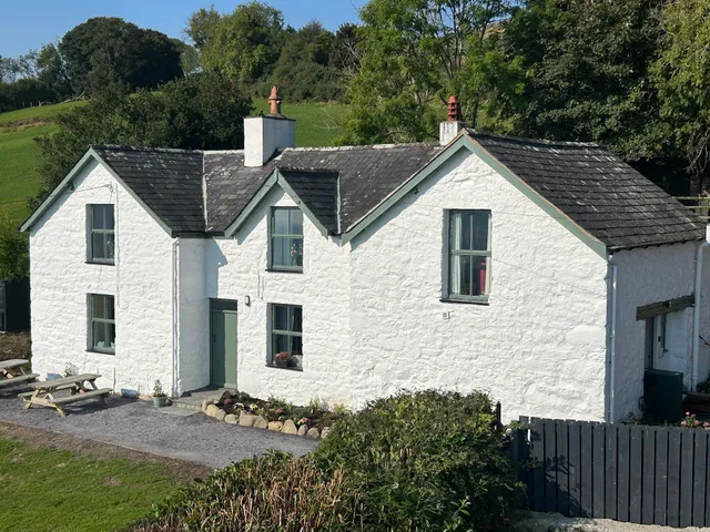Rhiw Farmhouse Rowen