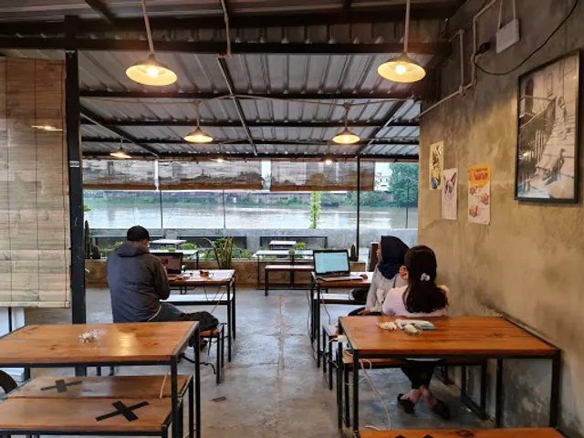 Titik Koma Ketintang Riverside