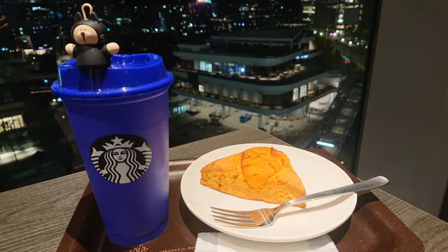 Starbucks Coffee - TSUTAYA BOOKSTORE Inogate Osaka