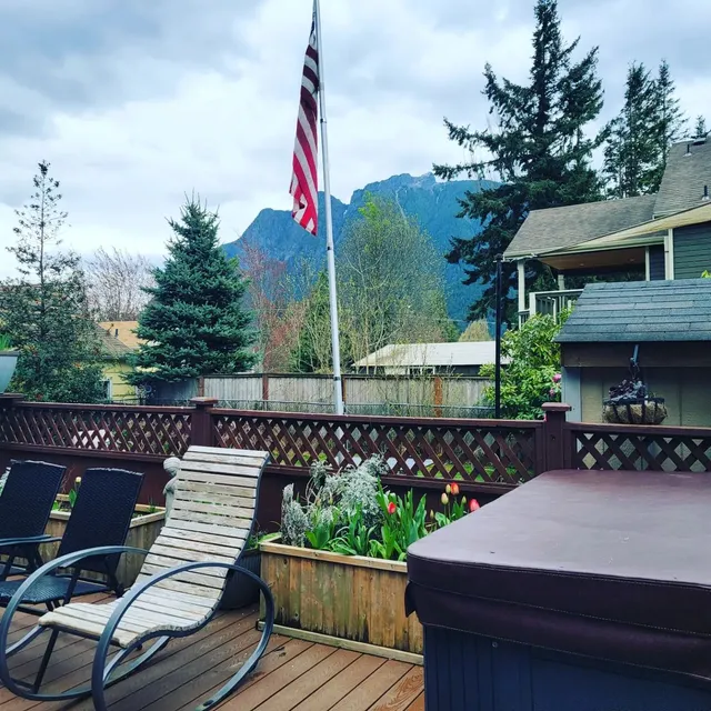 North Bend Escapes Downtown Cottage and Suite