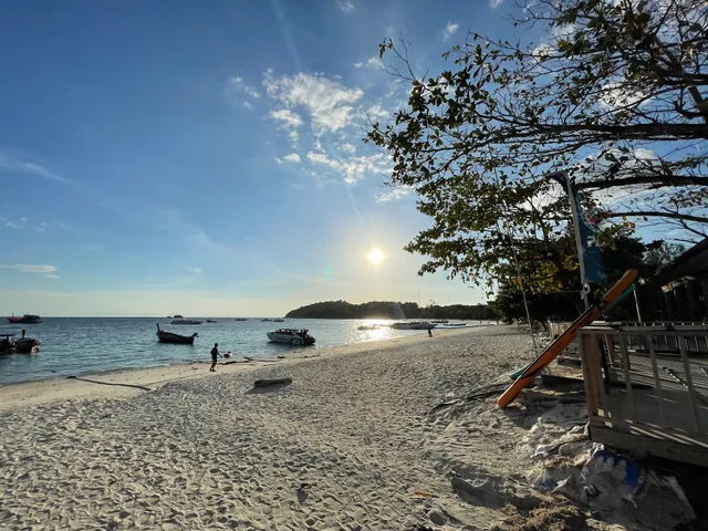 ถนนคนเดินเกาะหลีเป๊ะ